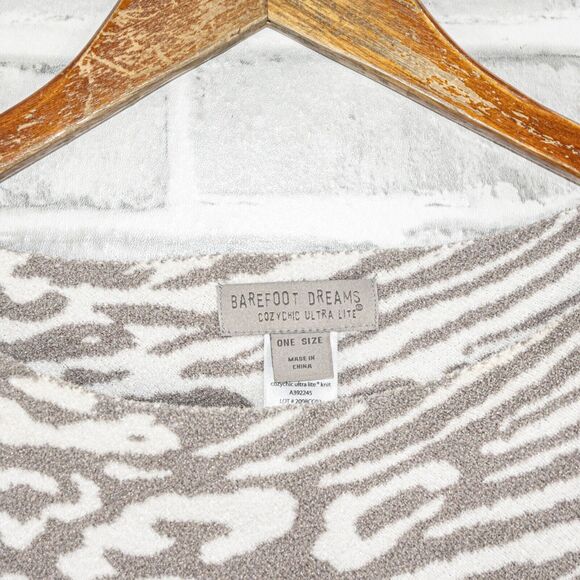 BAREFOOT DREAMS Cozychic Ultra Lite Poncho gray Leopard print One Size - Picture 3 of 9